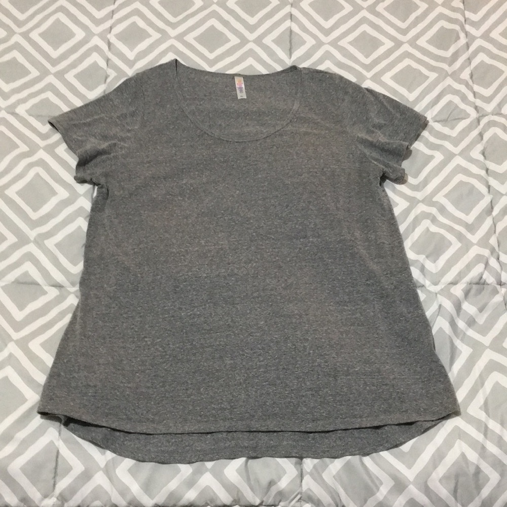 Lularoe Carly tee